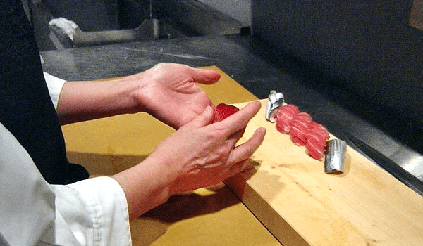 にぎり寿司の握り方